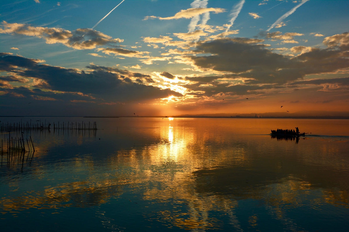 Atardecer en la Albufera de Valencia con barca